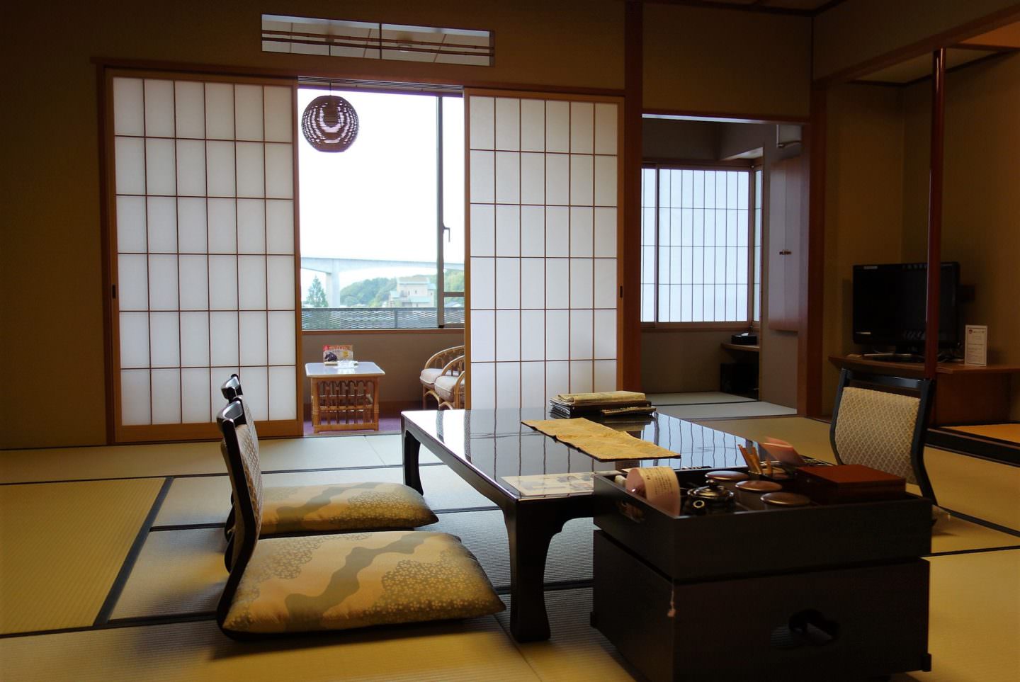A room at “Kasuien Minami” at Tamatsukuri Onsen hot spring in Matsue, Shimane Prefecture.
