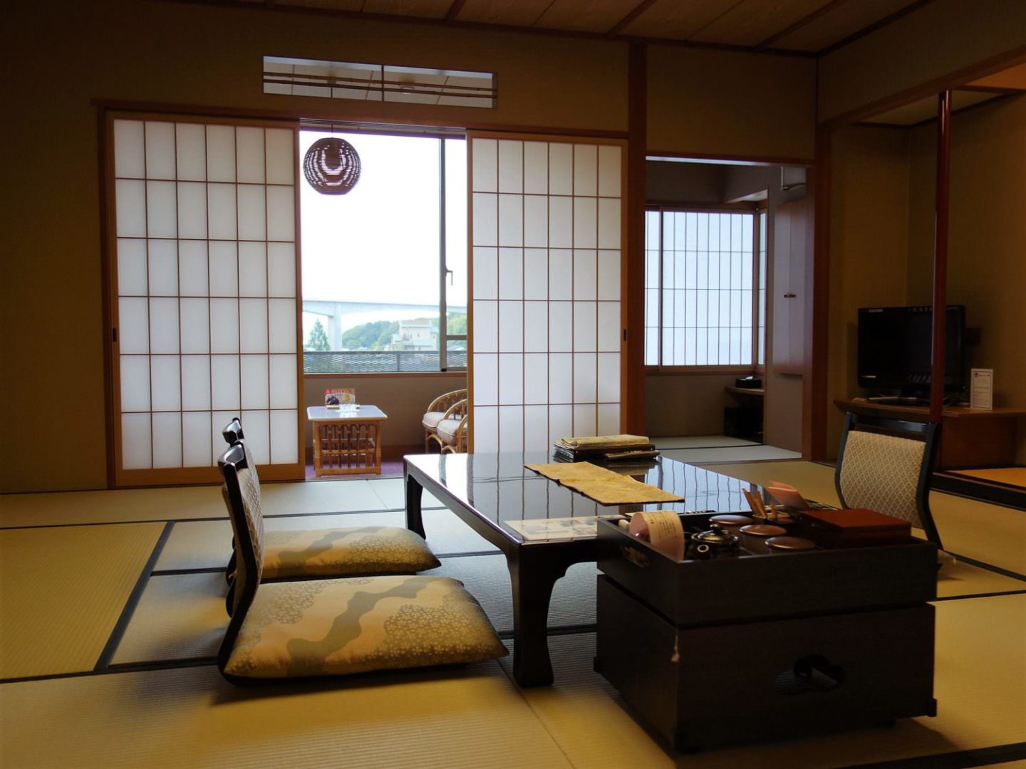 A room at “Kasuien Minami” at Tamatsukuri Onsen hot spring in Matsue, Shimane Prefecture.