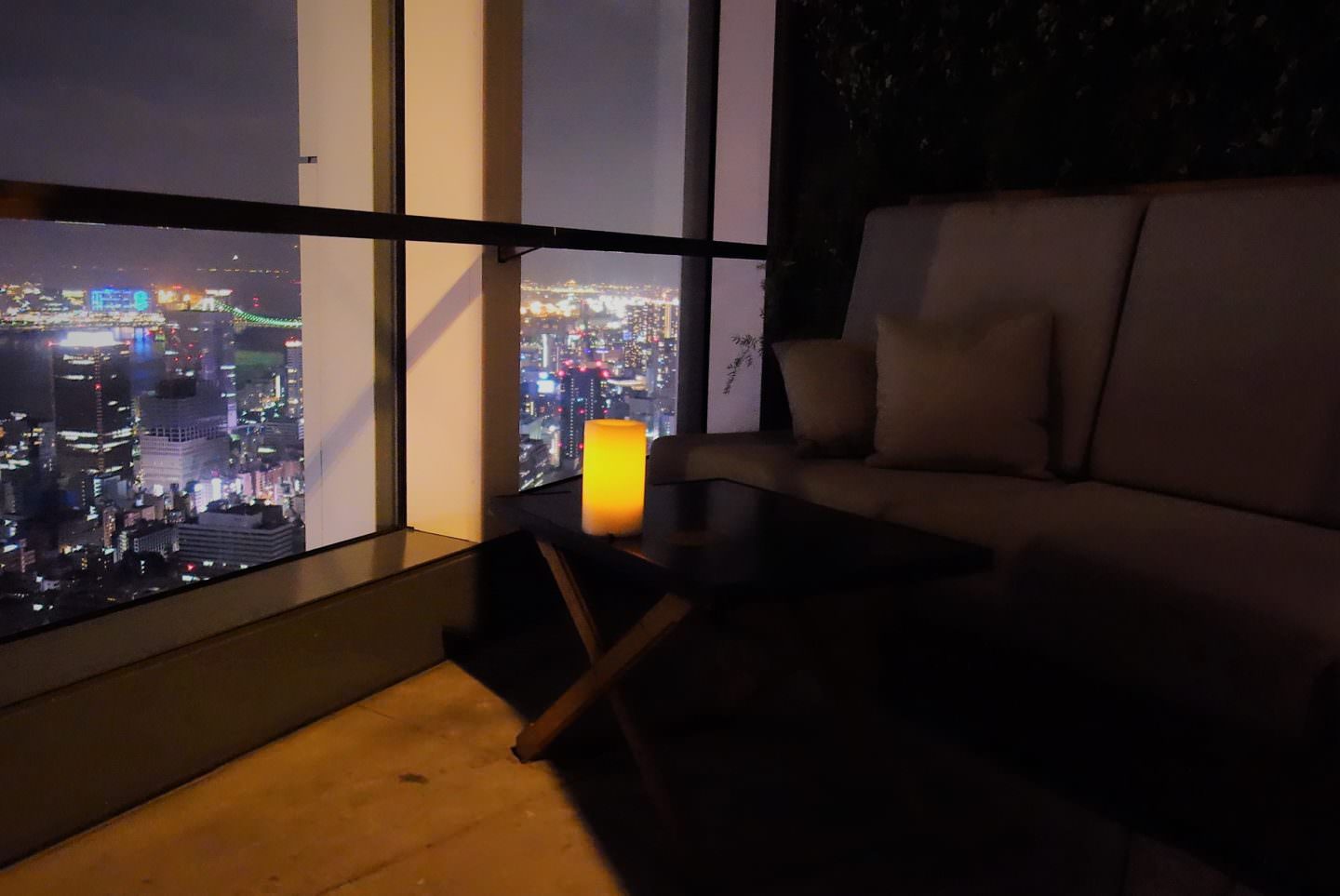 Take in the gorgeous night scenery of Tokyo metropolis at Rooftop Bar, Andaz Tokyo.