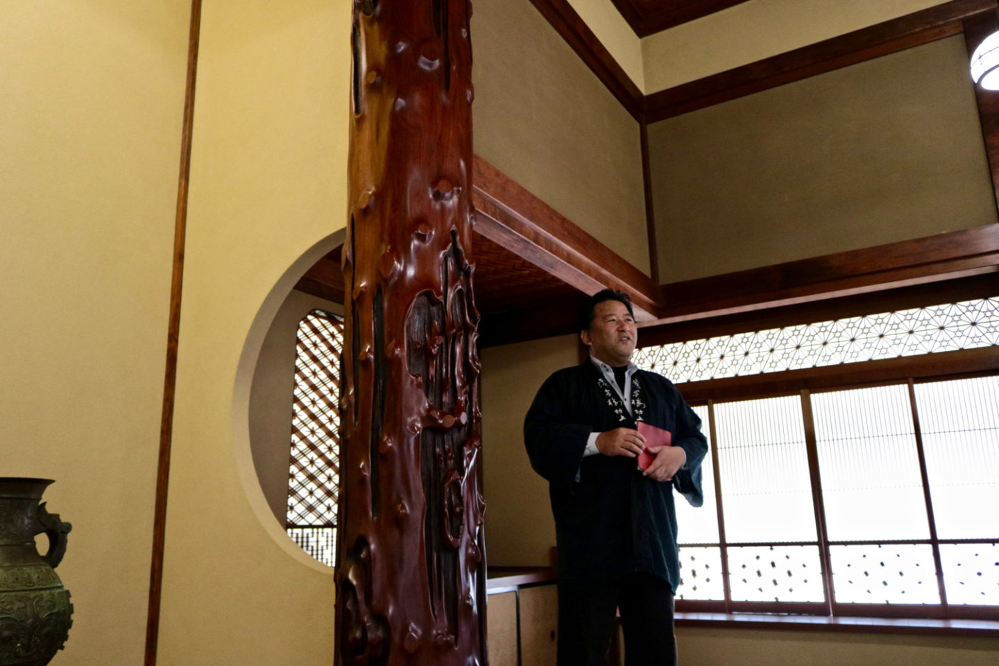 A rosewood pillar in the banquet hall building