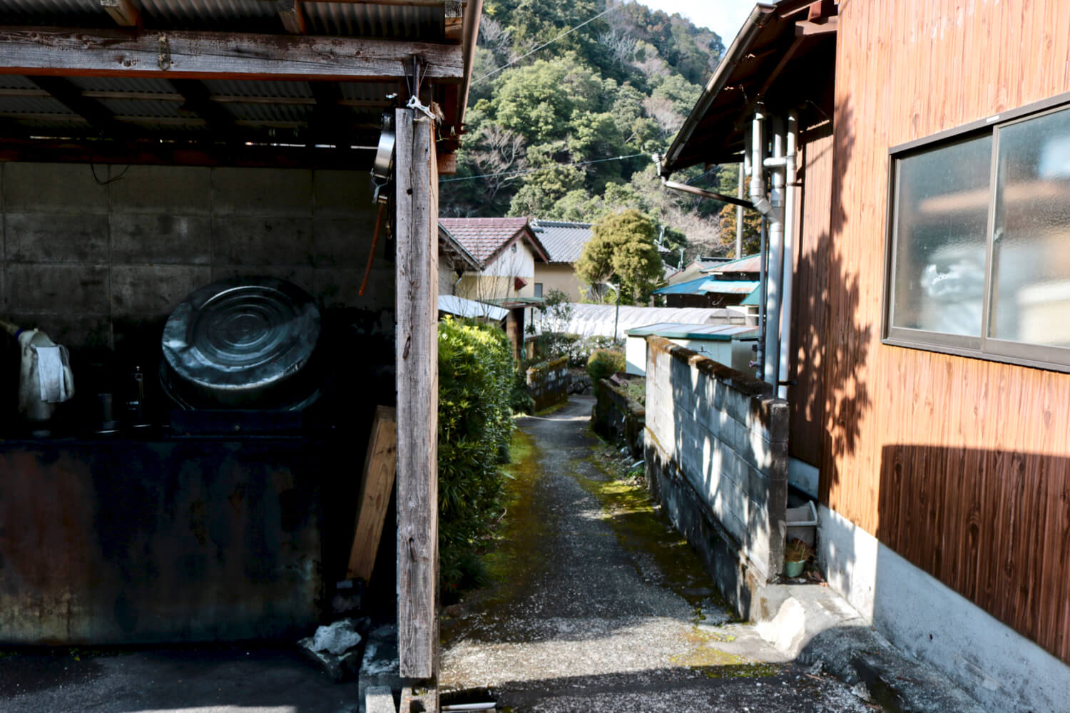 A narrow alley leading to "Kajika-no-yu" public bath