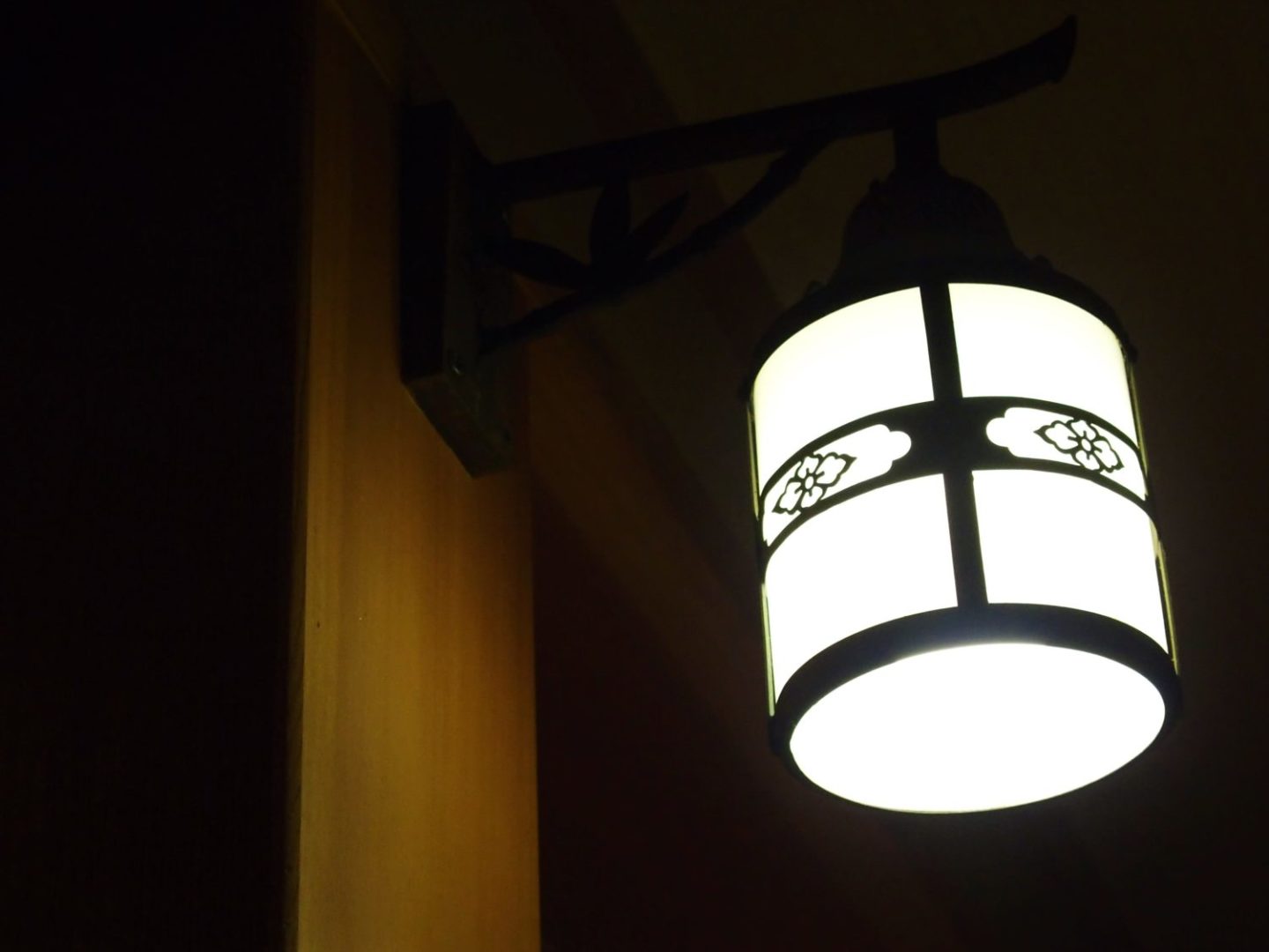 A hallway lamp at Ochiairo Murakami