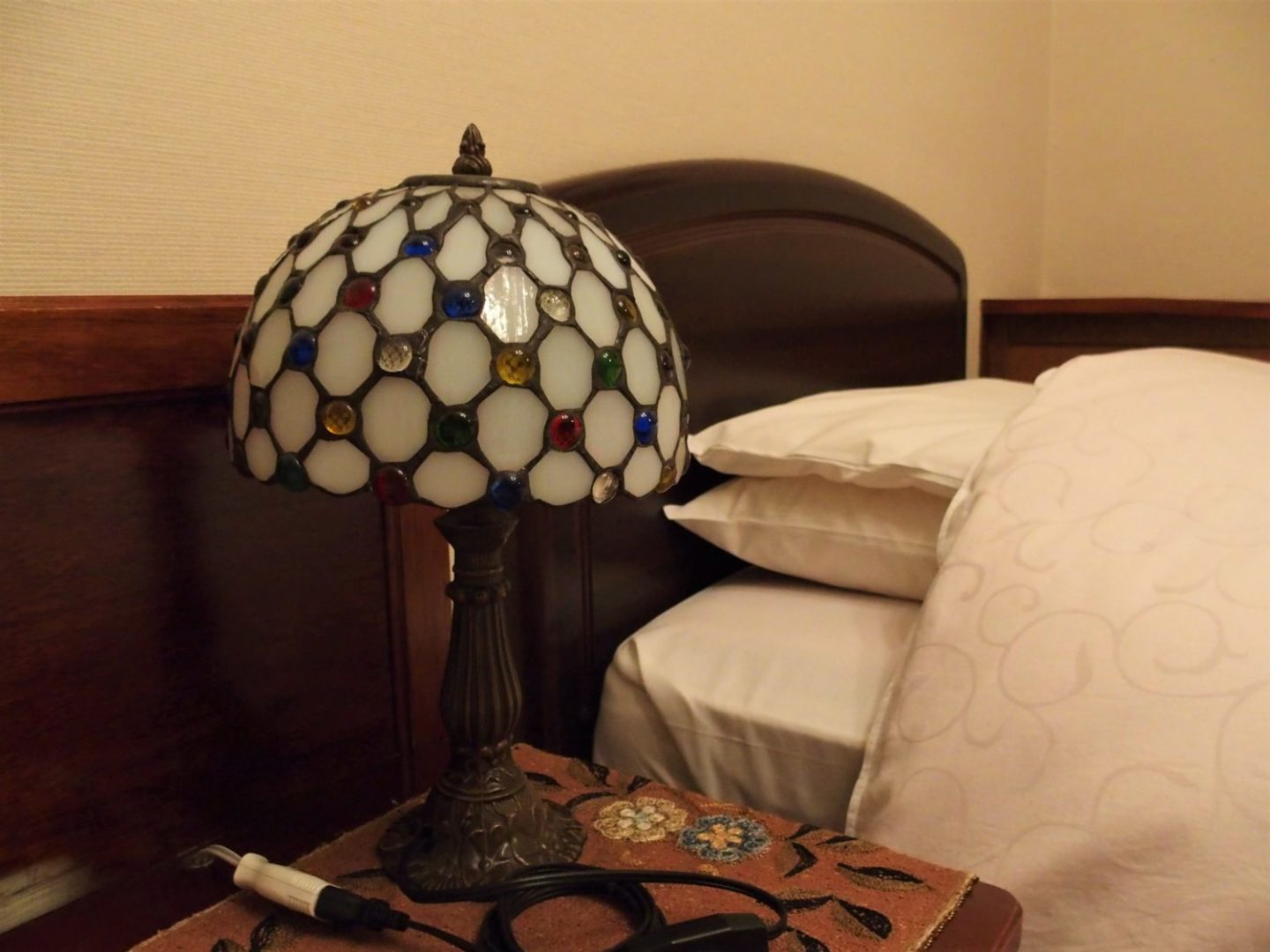 A lamp placed right beside beds at Ochiairo Murakami