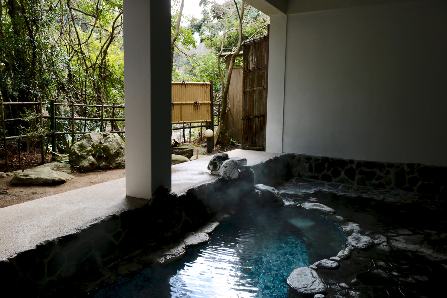 "Hisago Buro," an open-air hot spring connected to the tile bath