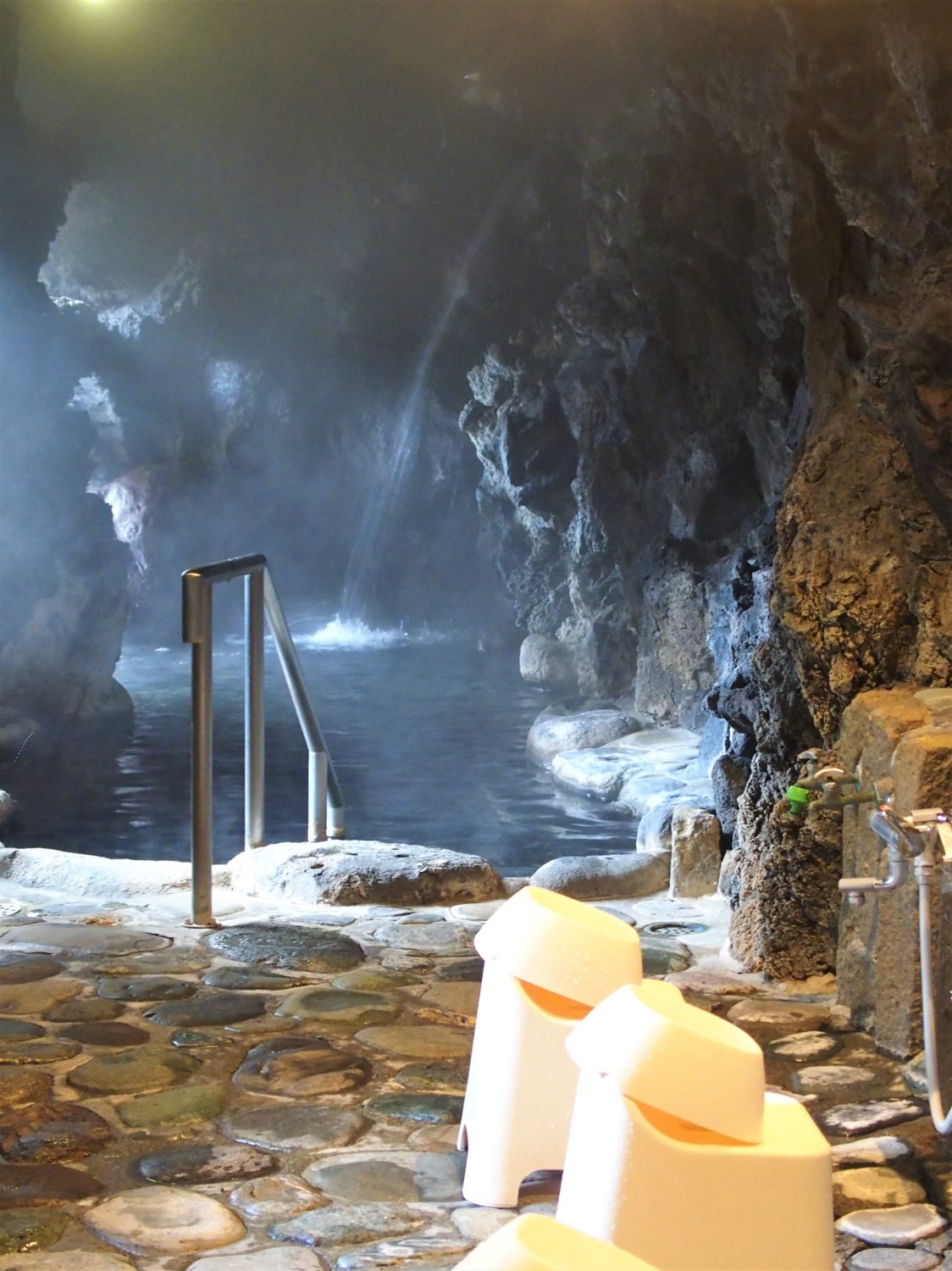 A cave onsen connected to "Tengu-no-yu"