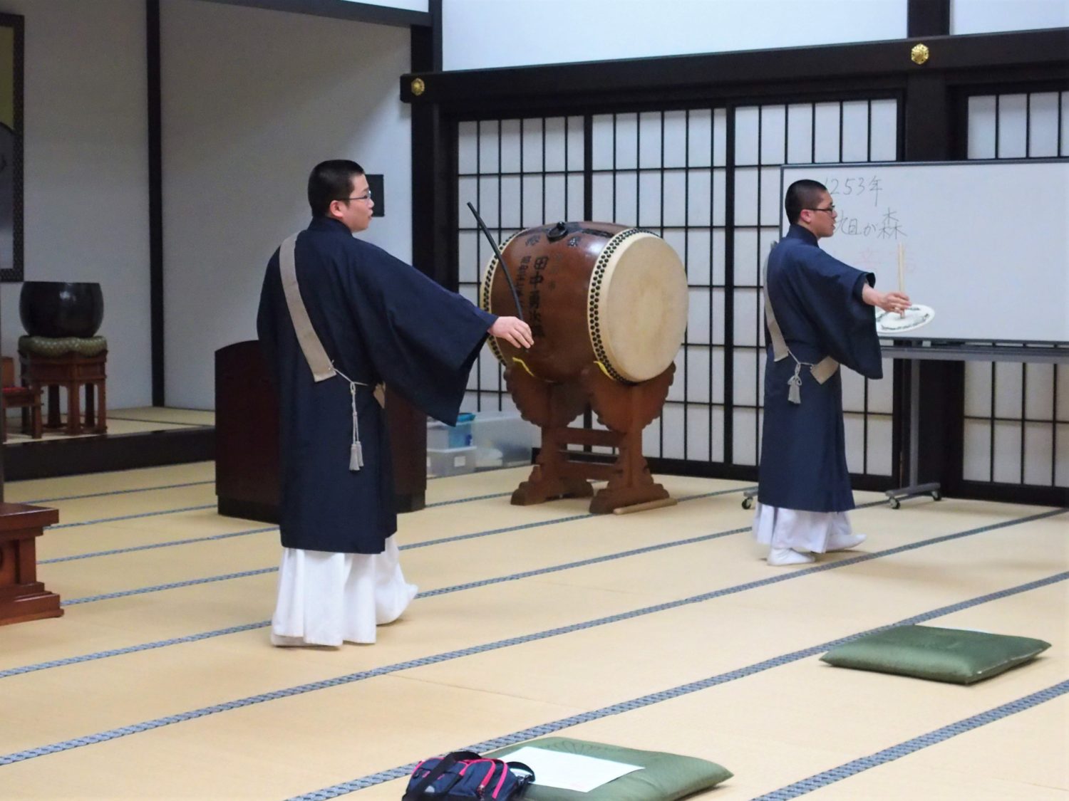 団扇太鼓の練習