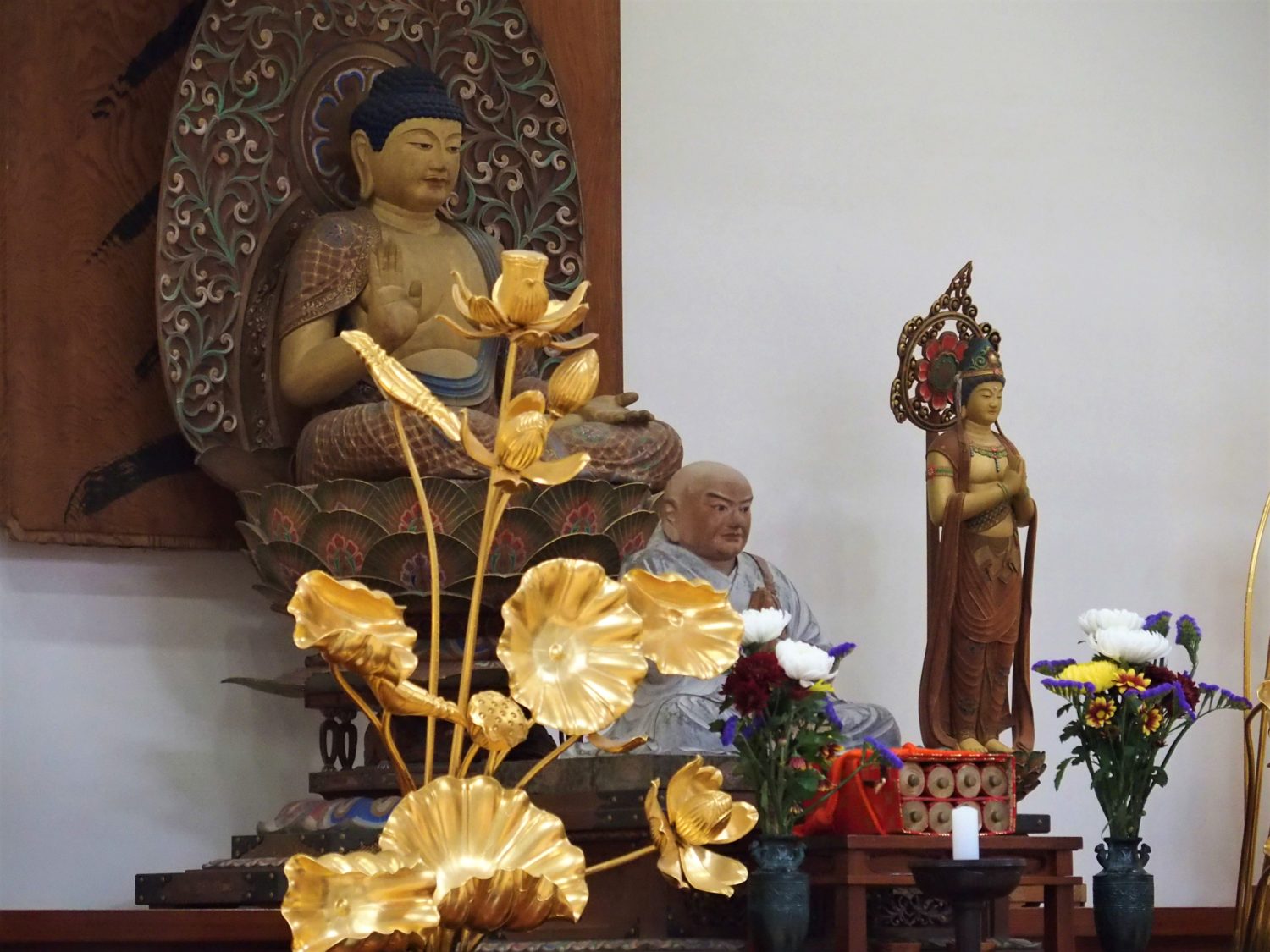 Sculptures of Nichiren Shonin (front) and Buddha