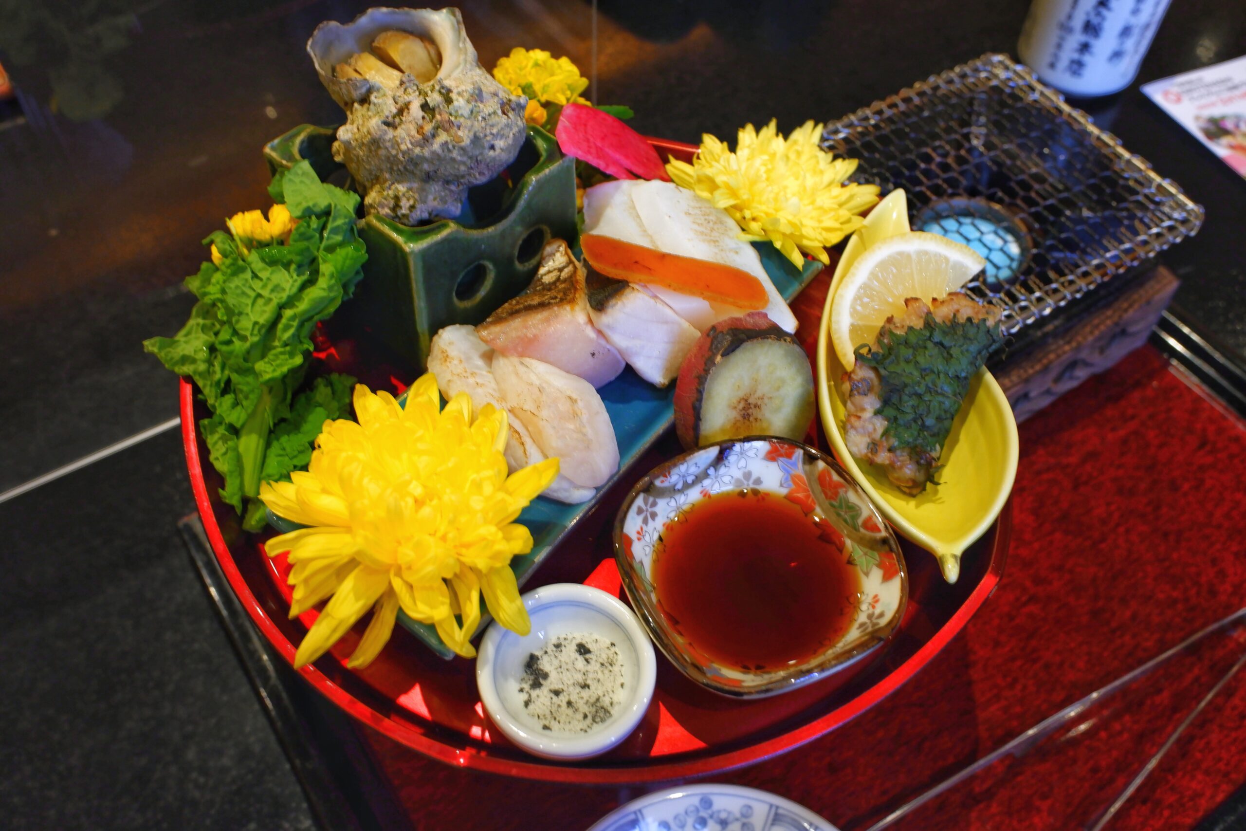 "Aburi kaisen-don" served at Hana Tateyama Sohonten (top container)