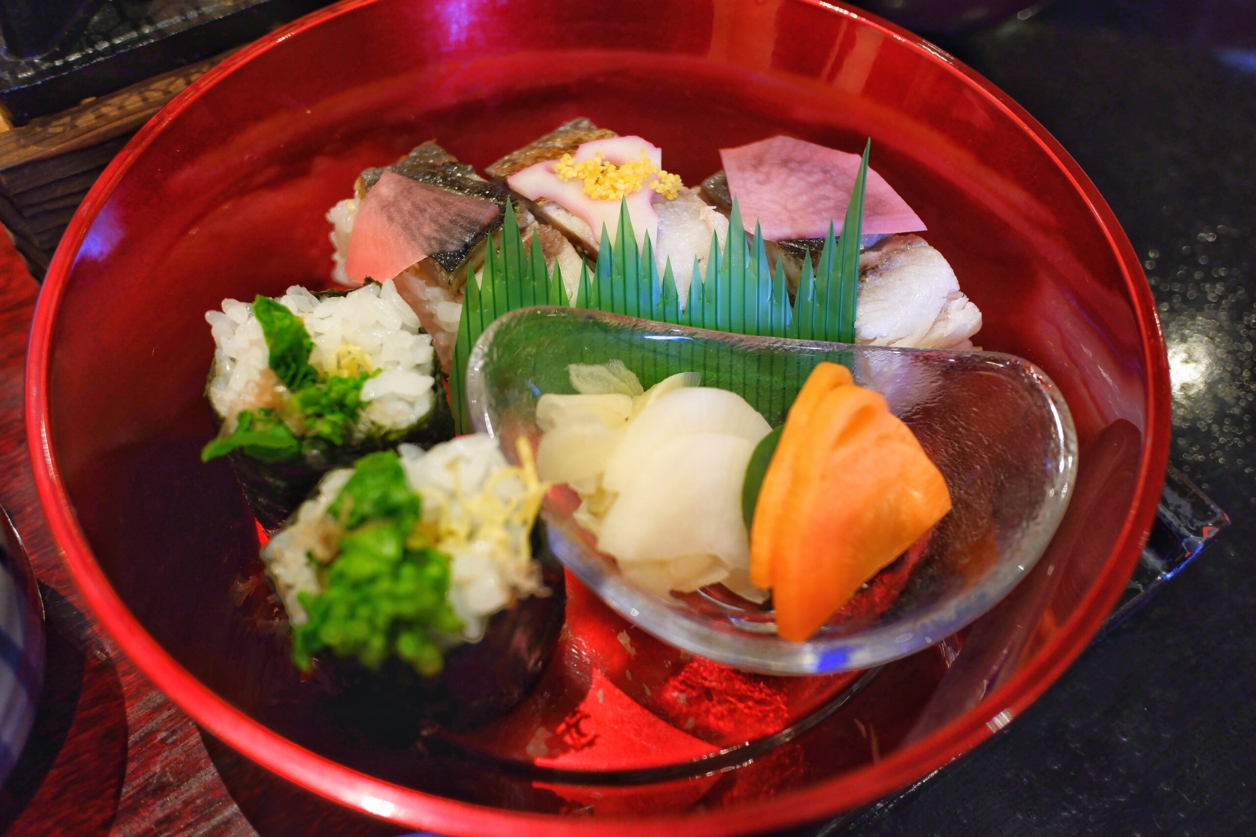 "Aburi kaisen-don" served at Hana Tateyama Sohonten (bottom container)