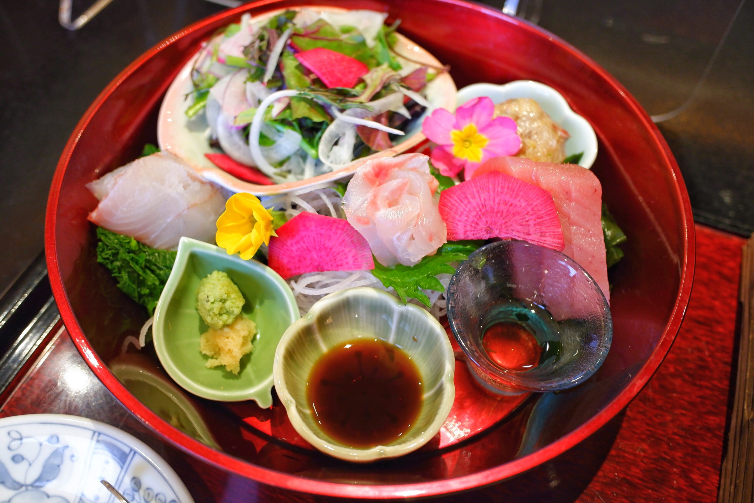 "Aburi kaisen-don" served at Hana Tateyama Sohonten (middle container)